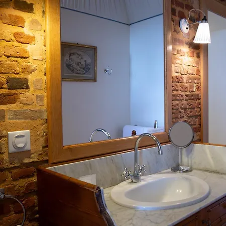 Hébergement de vacances Château De *